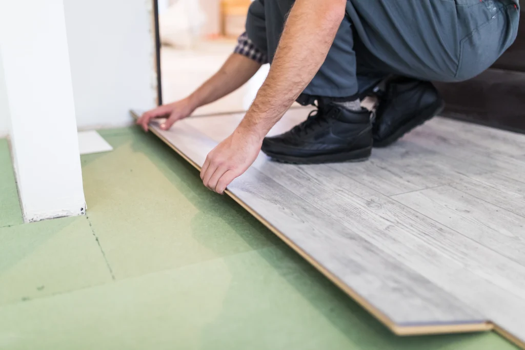 Posa di un pavimento flottante in laminato in un ambiente interno