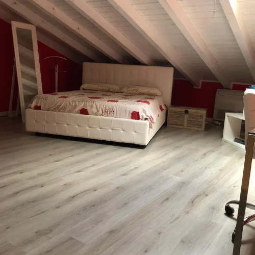 Posa di pavimento in laminato e sbiancatura travi in legno