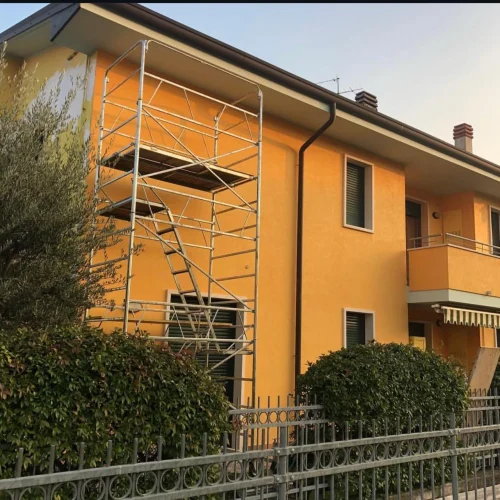 Tinteggiatura di una facciata con rivestimento acrilico e sistemazione di crepe strutturali